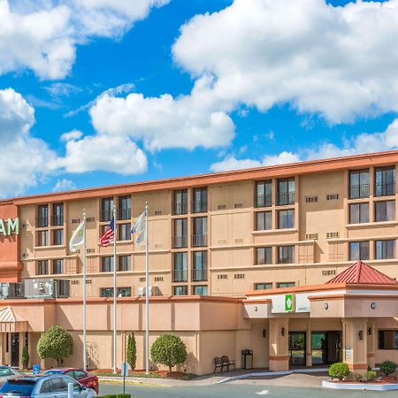 Wyndham Garden Hotel Newark Airport Экстерьер фото