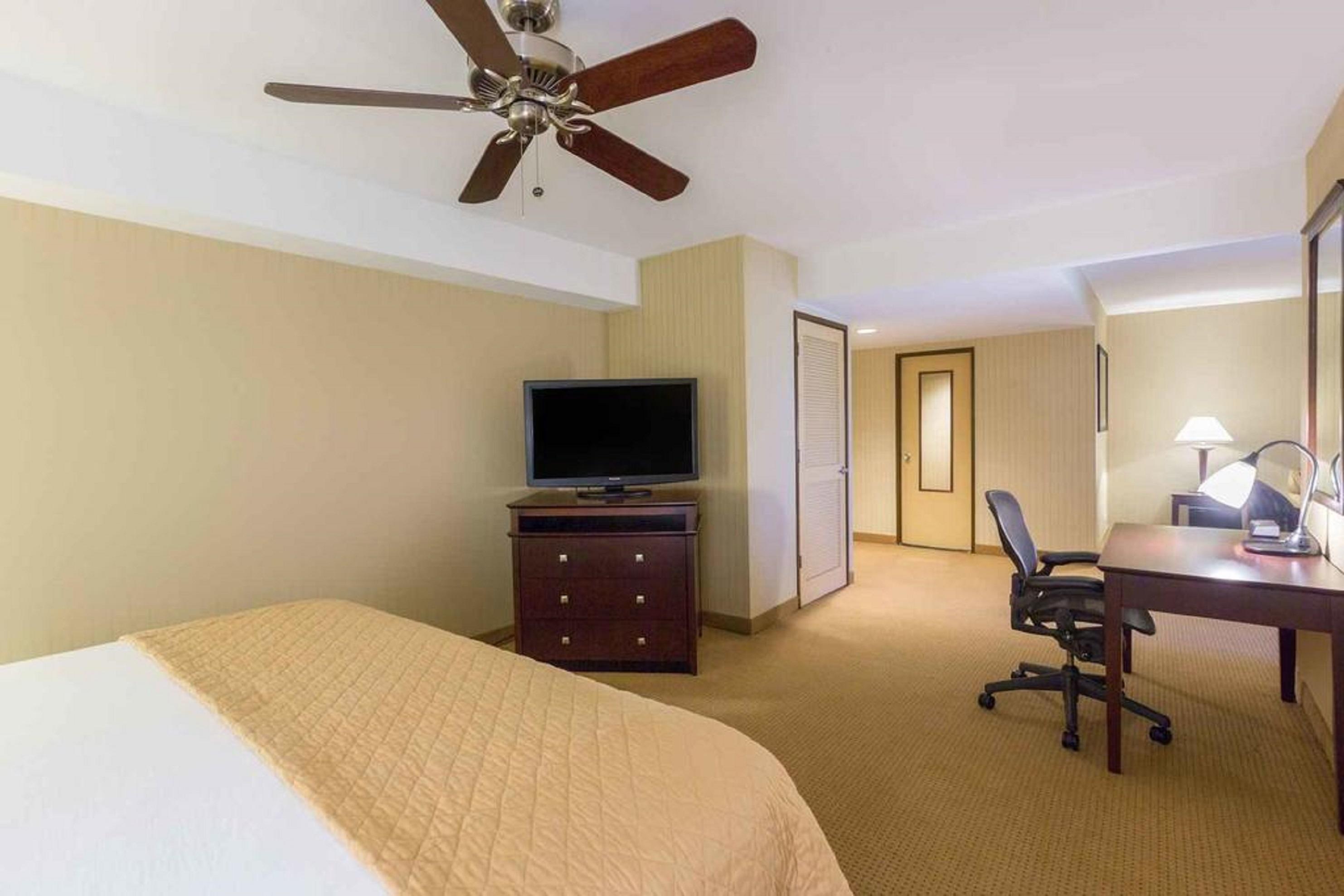 Wyndham Garden Hotel Newark Airport Экстерьер фото