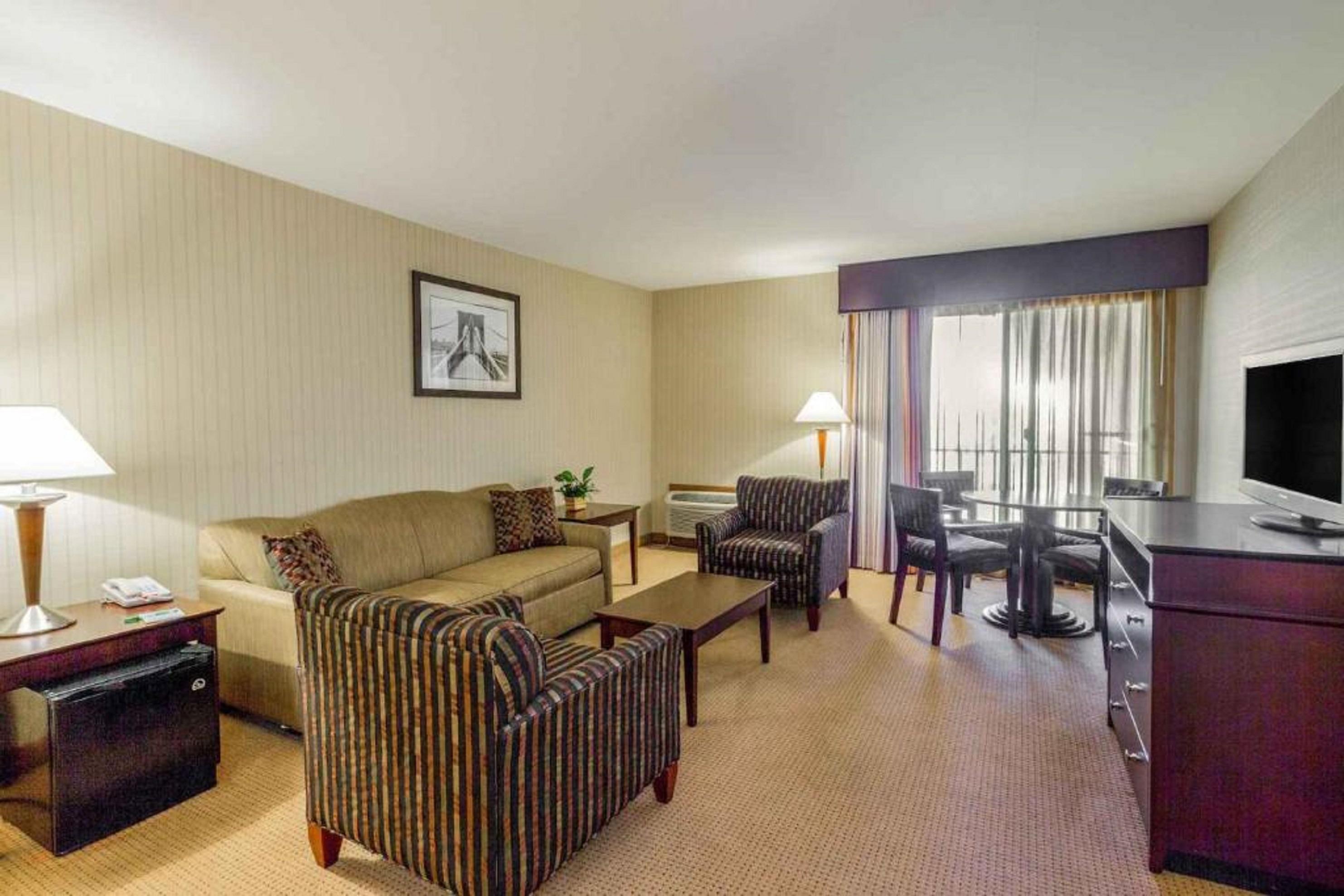 Wyndham Garden Hotel Newark Airport Экстерьер фото