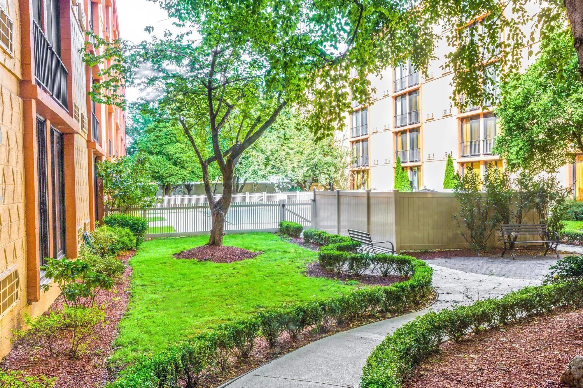 Wyndham Garden Hotel Newark Airport Экстерьер фото